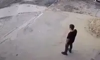 لحظه هولناک نشست زمین سقوط کامیون حامل بار!