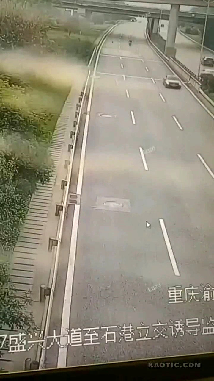 لحظه دلخراش تصادف یک موتورسوار در خیابانی خلوت