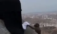دزدیدن لباس یک حاجی توسط میمون سارق!