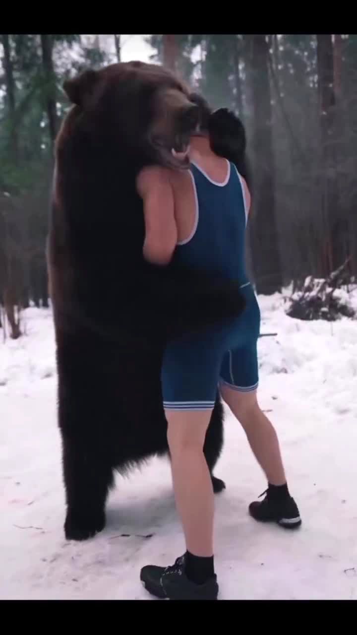 ویدئو عجیب از کشتی‌گرفتن یک ورزشکار با خرس!