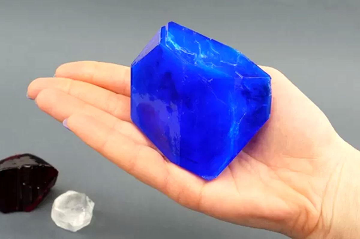 پشت‌صحنه ساخت کریستال‌های واقعی از دل سنگ؛ نه کارخانه!