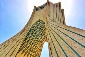 یک قاب منحصربفرد؛ دماوند پرشکوه در دل برج آزادی
