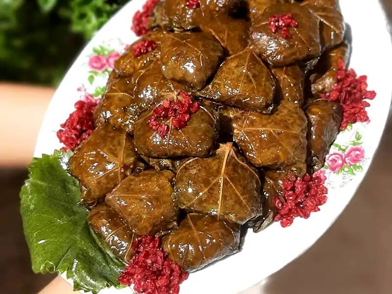 طرز تهیه دلمه برگ مو با چاشنی رب انار