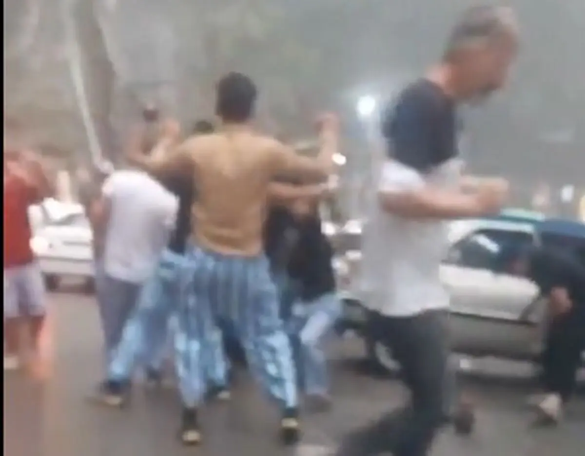 رقص گروهی مسافران بیژامه‌پوش در جاده شمال