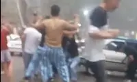 رقص گروهی مسافران بیژامه‌پوش در جاده شمال