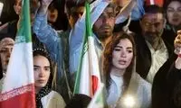 پلاکارد توجه‌برانگیز یک دختر بچه در تجمعات شبانه