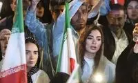 پلاکارد توجه‌برانگیز یک دختر بچه در تجمعات شبانه