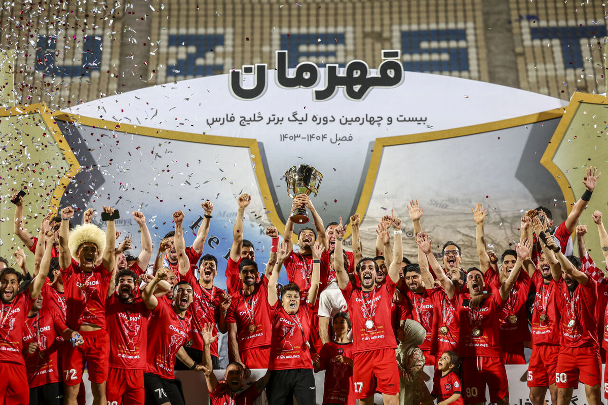   رونمایی جالب از جام قهرمانی تراکتور توسط دو خانم 