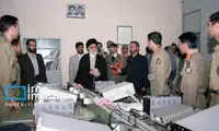 عکس کمتر دیده‌شده از جوانی شهید سرلشکر موسوی در کنار رهبر انقلاب