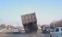 بستن زنجیر زیر کامیون برای جلوگیری از این حادثه است!