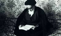 تصویر دیده نشده از امام خمینی در کنار عروسش 