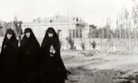 عکسی از بی‌بی‌ خاور و بی‌بی کوکب در یکی از اولین کافه‌های تهران