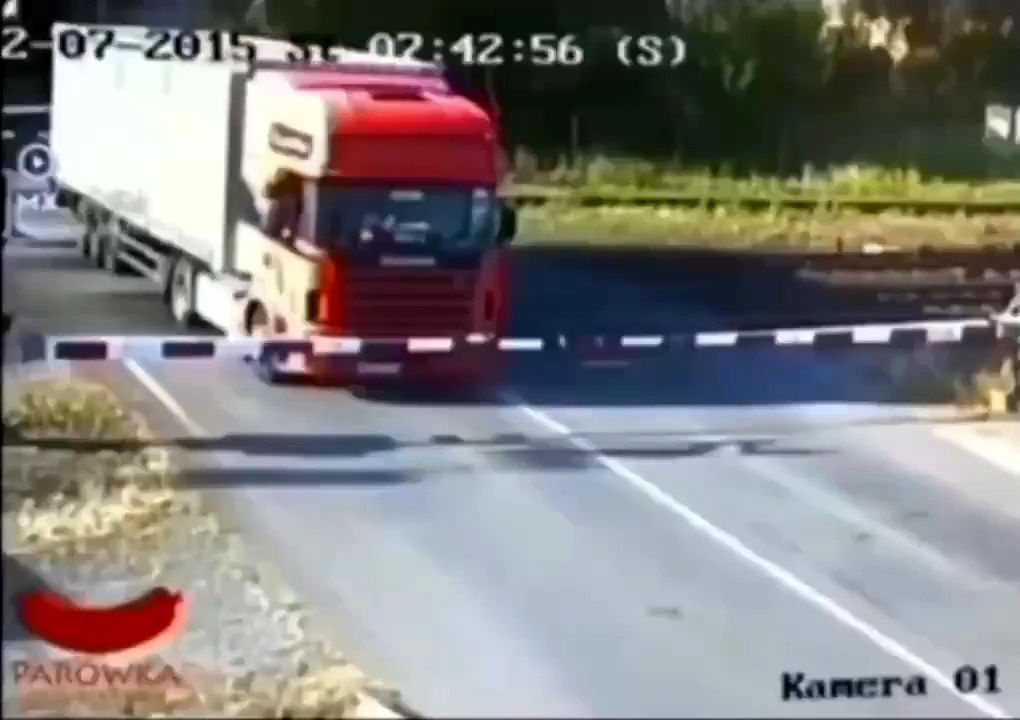 خوش‌شانسی عجیب راننده کامیون از مرگ حتمی
