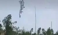 لحظه سقوط عجیب جنگنده نیروی دریایی چین