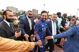 حضور شهردار نیویورک با لباس آرسنال در نماز عید قربان