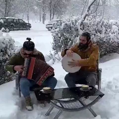 صحنه‌های زیبا از نواختن موسیقی هنگام بارش برف 