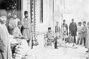 عکس تاریخی مالیات گرفتن از مردم؛ ۱۲۰ سال پیش!