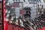 اقدام عجیب یک مغازه‌دار برای جلوگیری از نشستن رهگذران