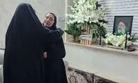 تصاویری از بی‌تابی خواهر شهید رئیسی در منزلش