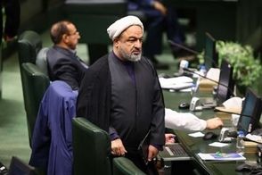 خوشحالی یک نماینده از برداشته شدن عمامه رسایی
