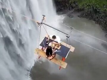 پیک‌نیک عجیب در ارتفاع ۹۰ متری یک آبشار