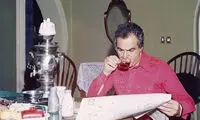 تصویر کمیاب از ناصرملک مطیعی مقابل دربِ خانه‌اش