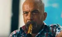 عکس بی‌کیفیت اما پراحساسِ عباس جمشیدی‌فر در آغوش پدرش