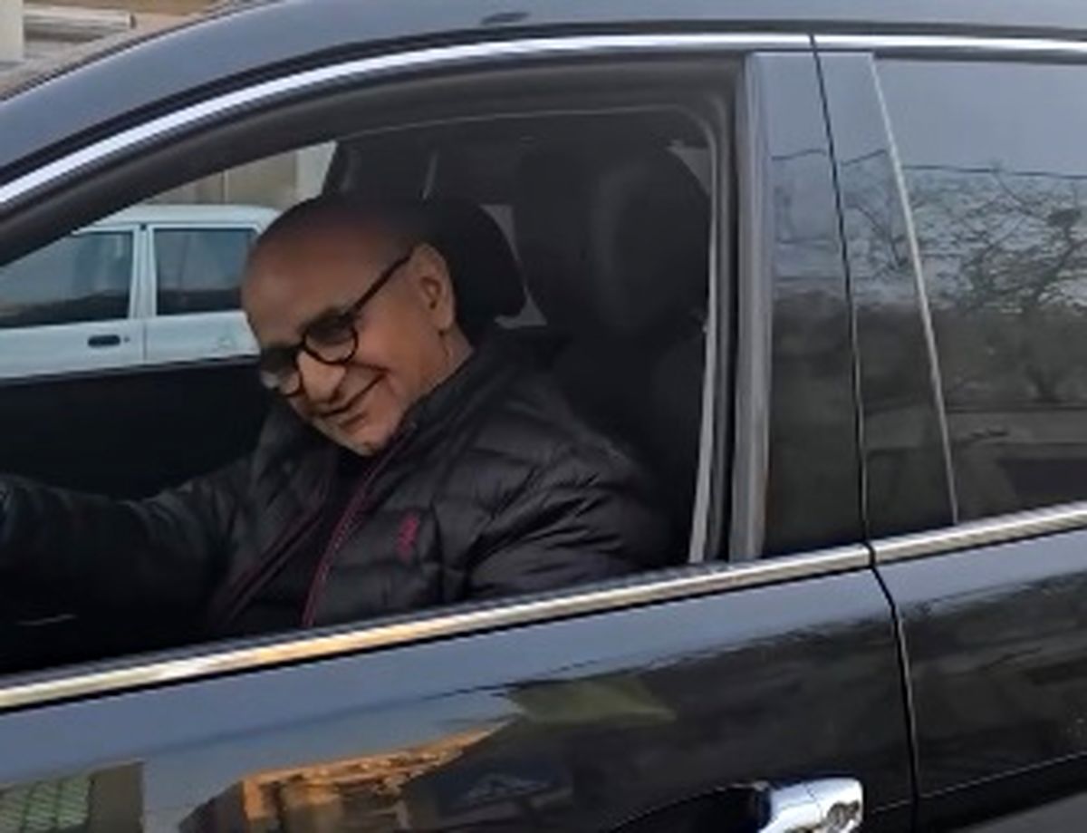 جمله یک هوادار، پرویز پرستویی را پشت فرمان به خنده واداشت