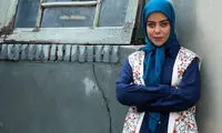 ژست هنری الهام اخوان روی یک صحنه نمایش