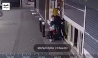 معلق شدن خنده‌دار زن بدشانس از یک کرکره برقی!