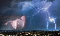 برخورد صاعقه چه بلایی سر بدن انسان می‌آورد؟