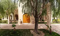 معماری این باغ در تهران شما را از شهر جدا می‌کند