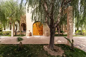 معماری این باغ در تهران شما را از شهر جدا می‌کند