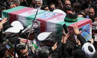 تصاویری از تابوت رئیسی روی دوش مردم مشهد