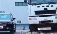 تست تصادف ولوو با کامیون و ‌پاره‌آجر