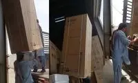 مهارت حیرت‌انگیز یک کارگر در حمل یخچال روی سرش!