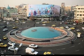 طرح معنادار دیوارنگاره میدان انقلاب جلب توجه کرد