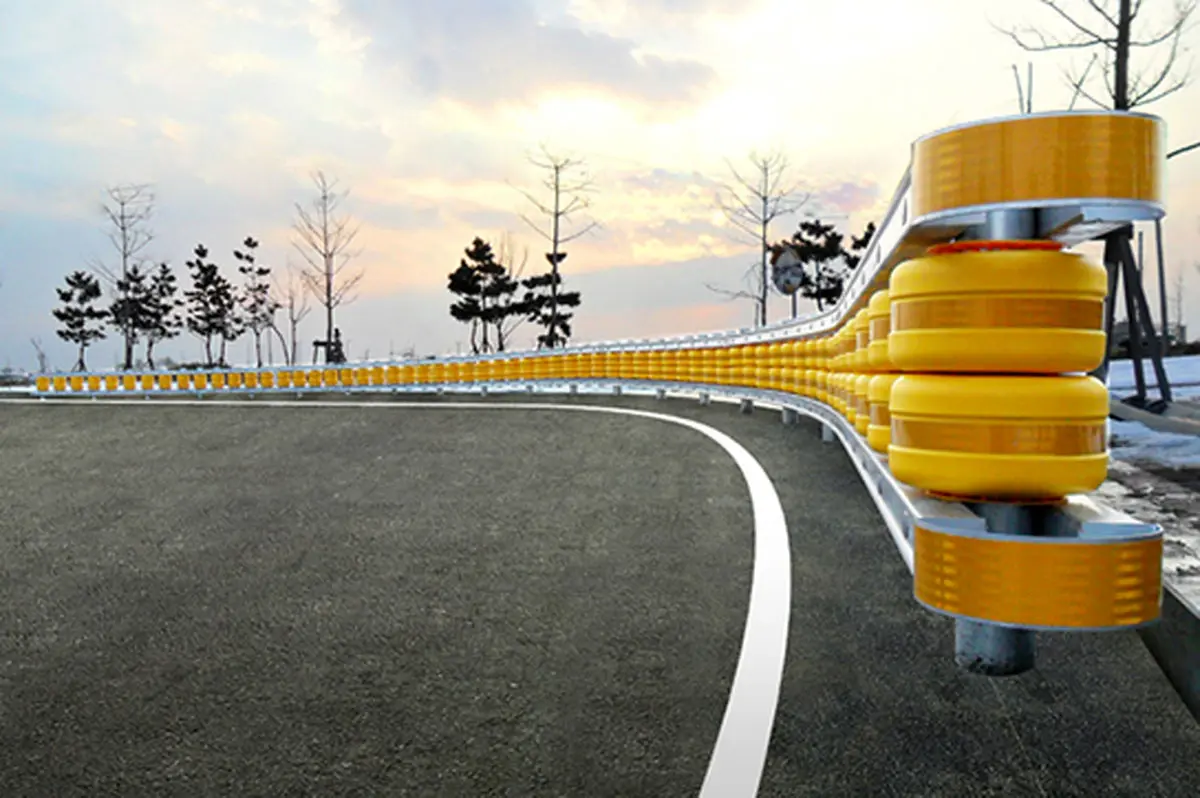 راننده مست صدها متر گاردریل را با خود کشید