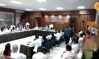 لحظه سقوط ۲ حیوان به سالن کنفرانس شورای شهر!