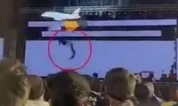 لحظه سقوط مدیر شرکت فناوری هنگام ورود به صحنه!