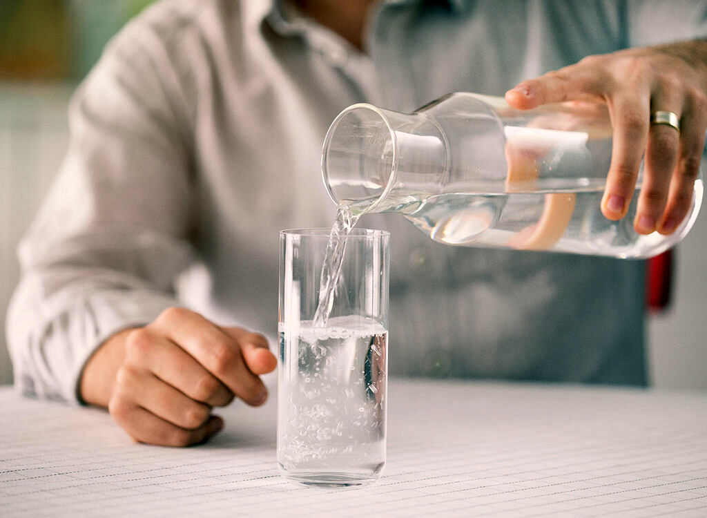 نوشیدن بیش از اندازه آب چه بلایی سرمان می‌آورد؟