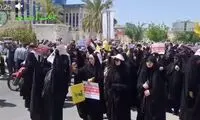 تجمع علیه فستیوال کوچه با پرچم حزب‌الله لبنان