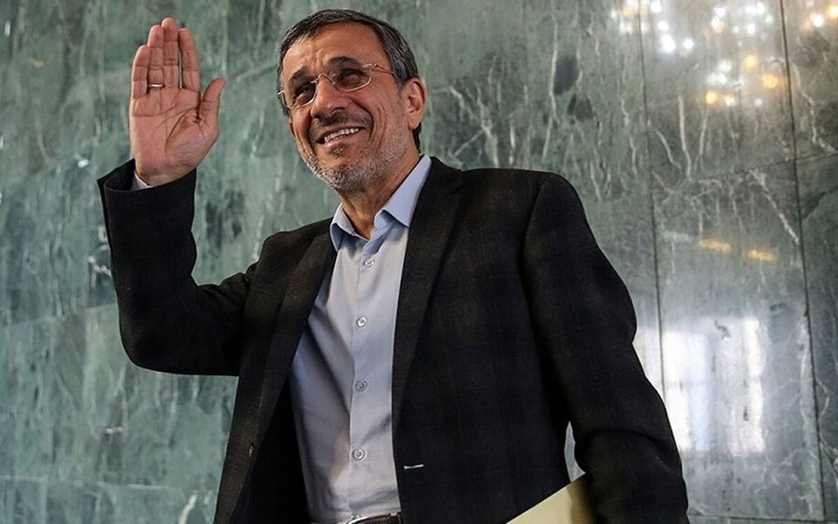   هدیه خاص احمدی نژاد به رئیس دانشگاه مجارستان 