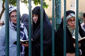 تصویری که از چند مادر نگران در تهران وایرال شد
