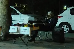 خوشتیپ‌ترین مرد دستفروش ایران با کت‌وشلوار و کراوات!