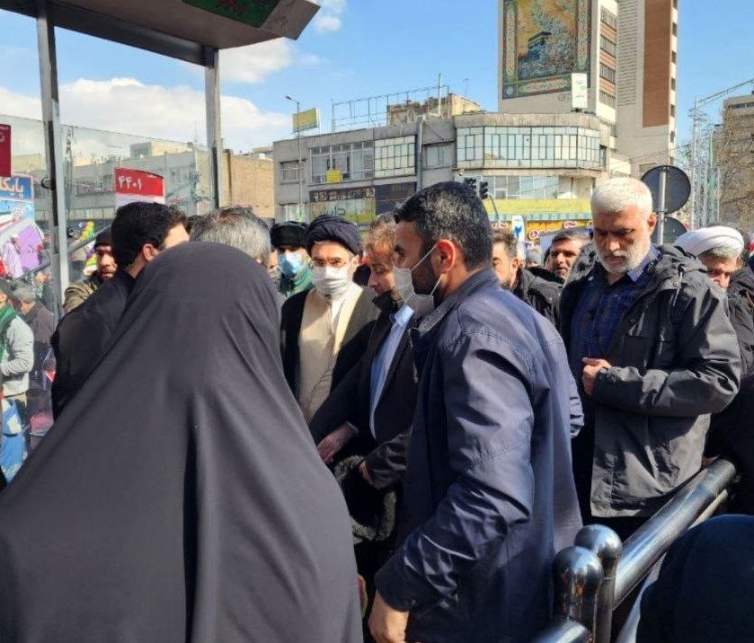 عکسی از حجت‌الاسلام مجتبی خامنه‌ای در راهپیمایی