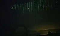 تعجب مردم از دیدن پرتوهای سبز رنگ در آسمان شب