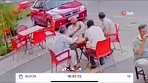 لحظه باورنکردنی گلوله خوردن یک مرد در کنار دوستان حین نوشیدن چایی!