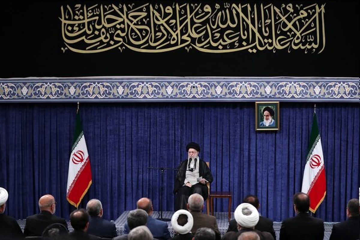 رهبر انقلاب: ملت ایران در جنگ کار بزرگی انجام داد