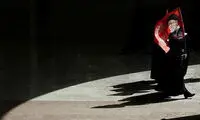 تصویر متفاوت یک دختر در مراسم وداع با رهبر شهید